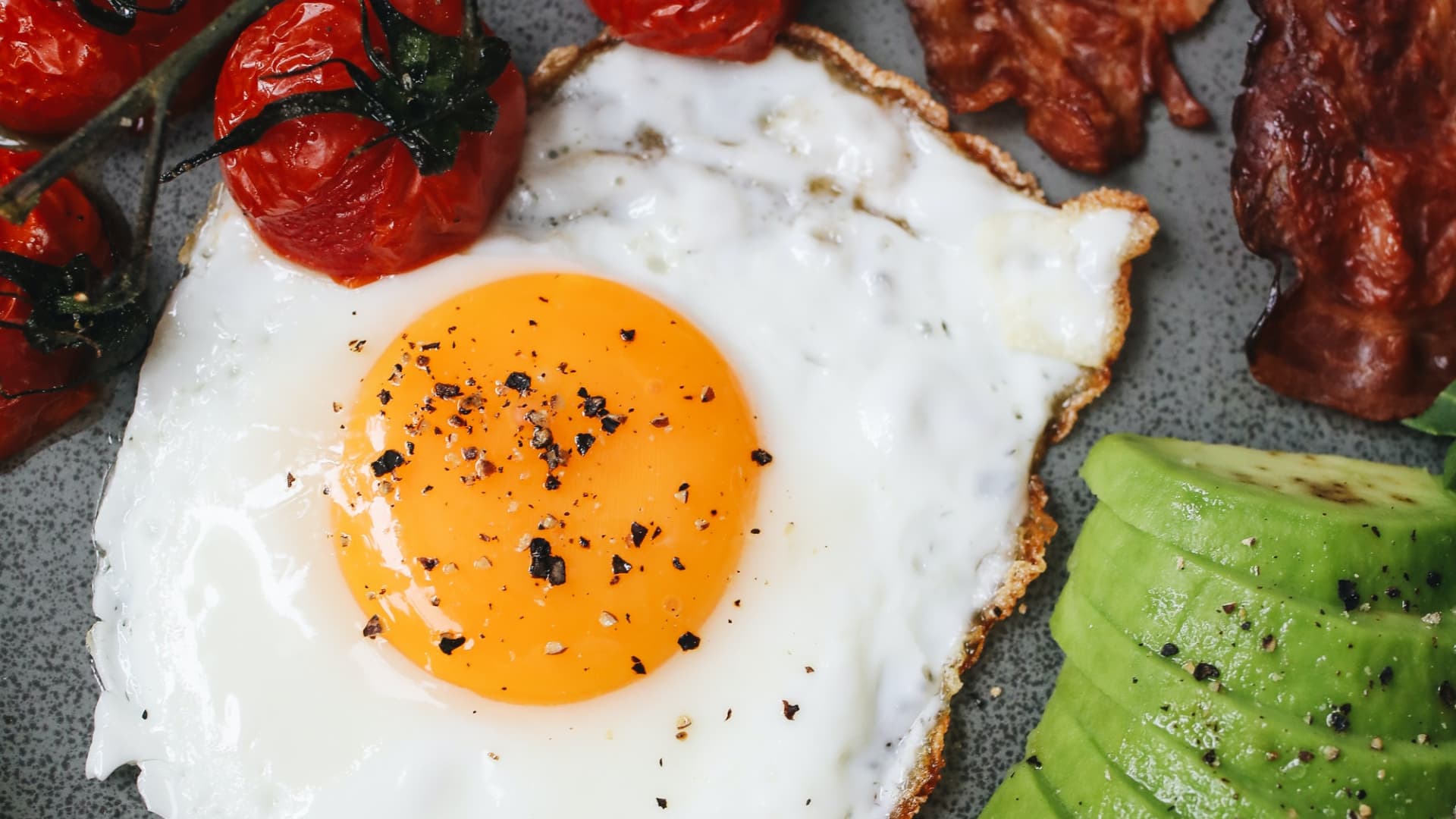 Huevo Estrellado con Tocino y Aguacate