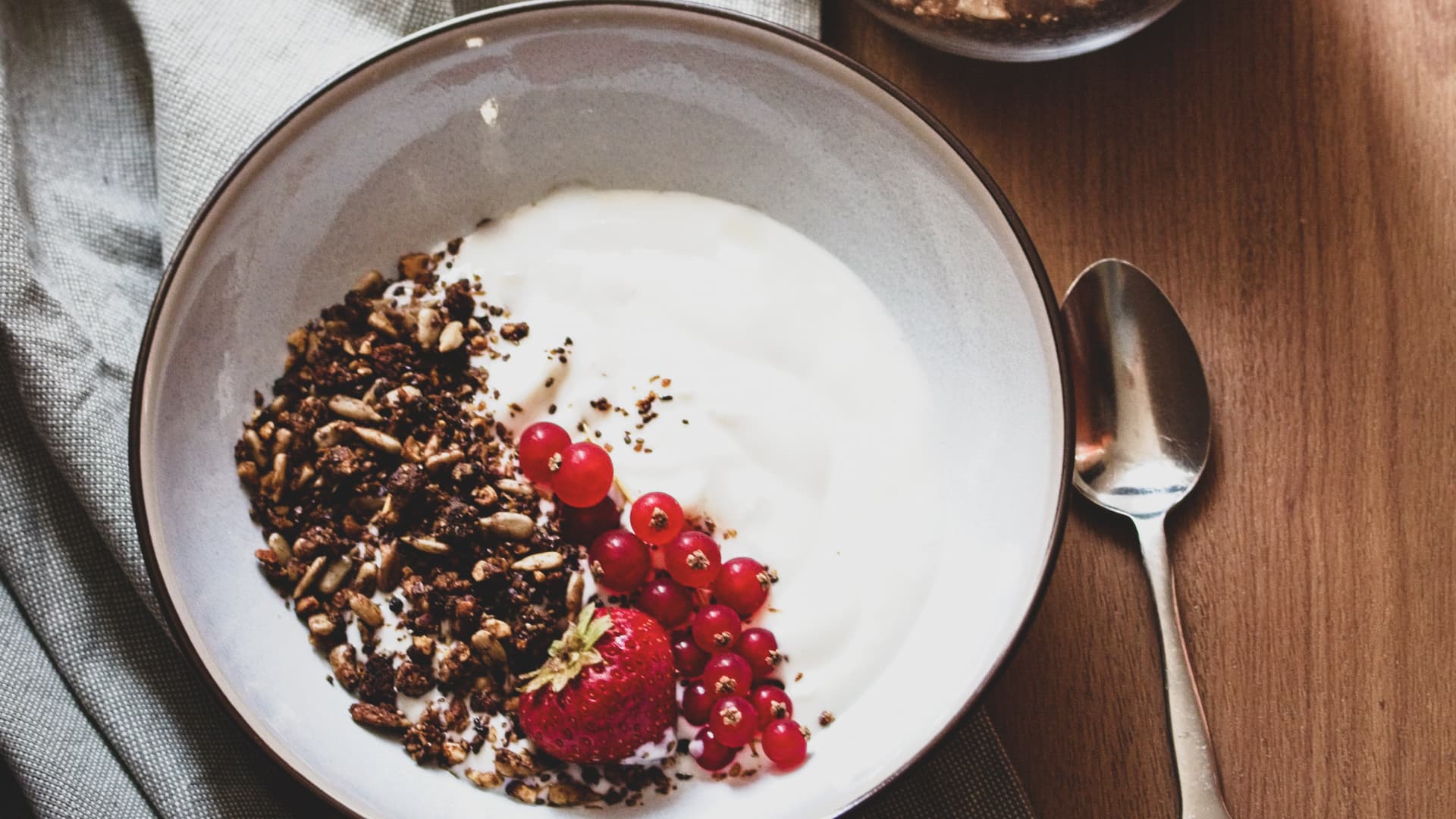 Yogurt Griego con Frutos Rojos y Nueces